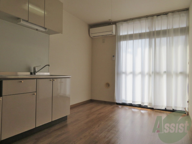 居室・リビング　こちらは６帖のダイニングキッチンになりますねー。