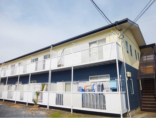 建物外観　☆黄色と紺のツートンで洋風の外観が目印です！