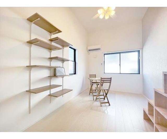 居室・リビング　１０１号室の写真です。