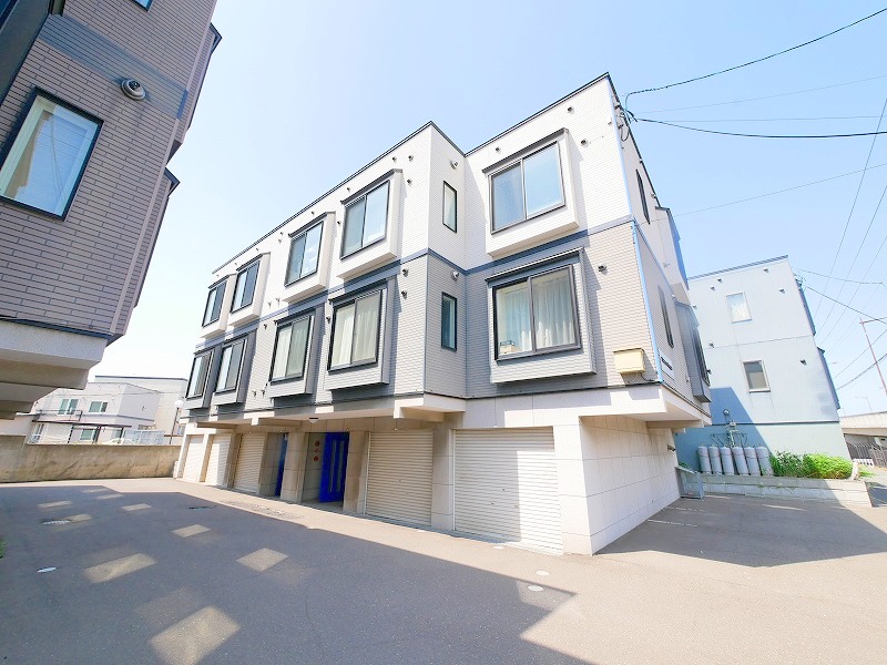 建物外観　トランクルームやロードヒーティングなど嬉しい設備があります♪