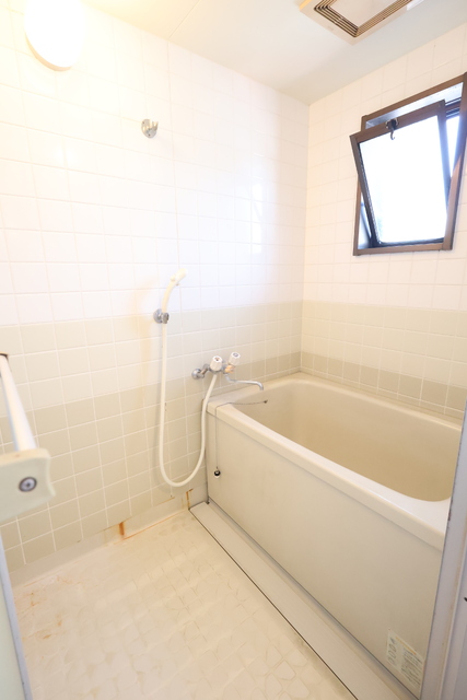 バス・シャワールーム　清掃前のお写真になります