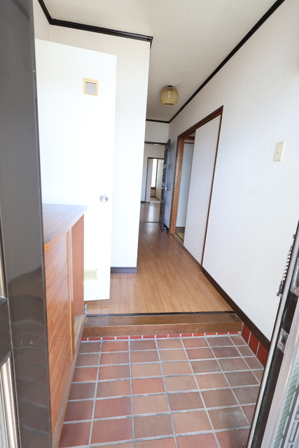 玄関　清掃前のお写真になります