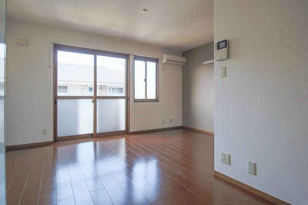 居室・リビング　同じ建物の別なお部屋