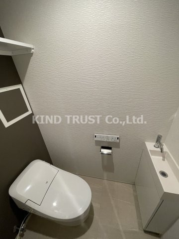 トイレ　落ち着いた色調のトイレです