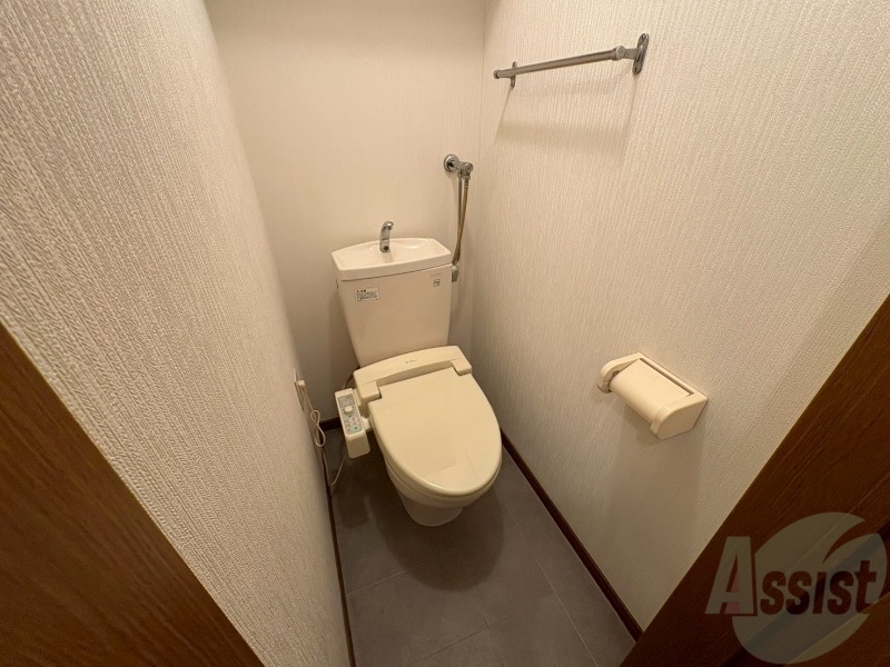 トイレ　ウォシュレット機能がついたトイレです。安心して使用できます。