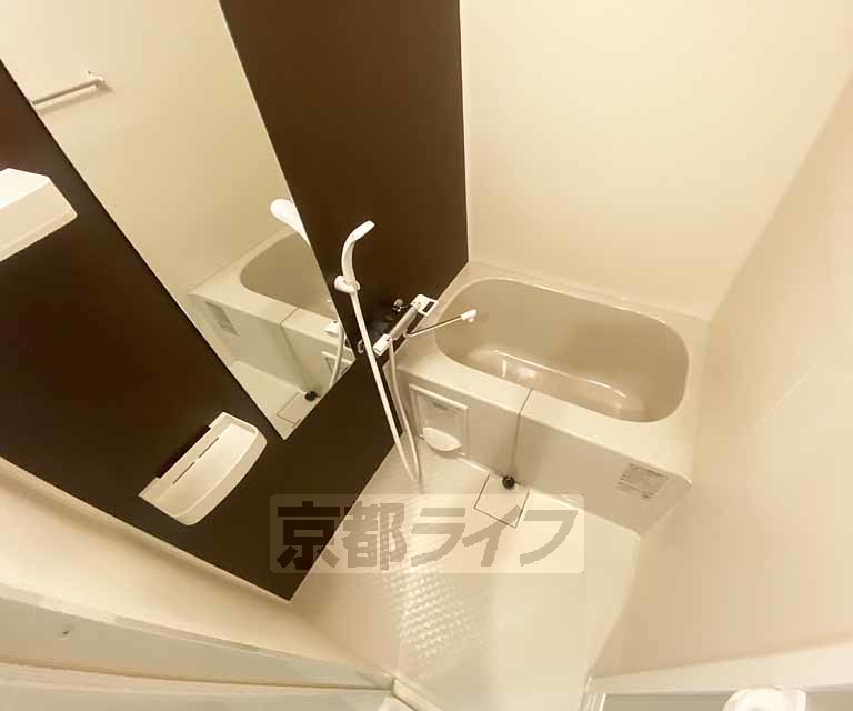 バス・シャワールーム　鏡のある便利なお風呂