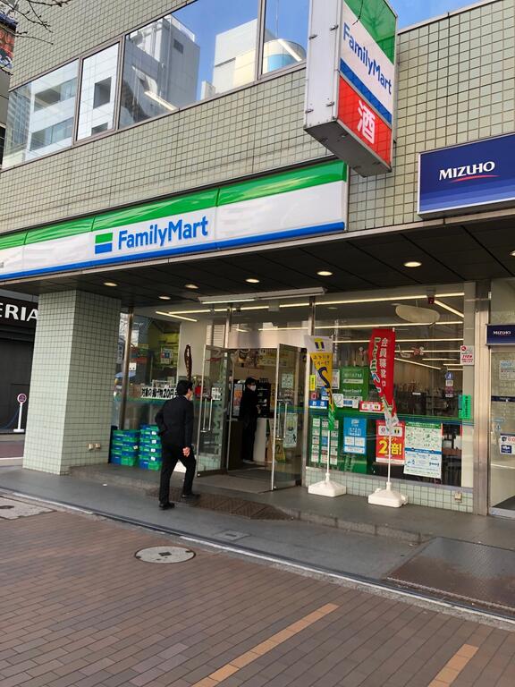コンビニ　ファミリーマート田町東口店（コンビニ）まで188m