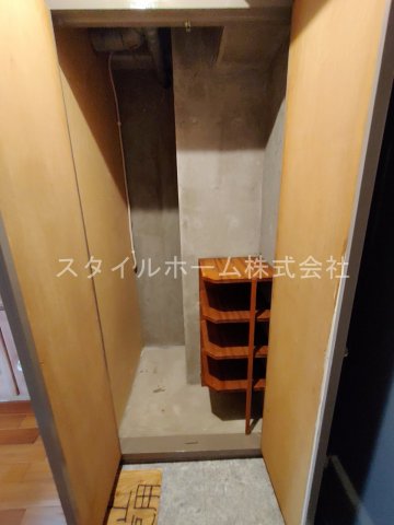 玄関　別部屋写真です。