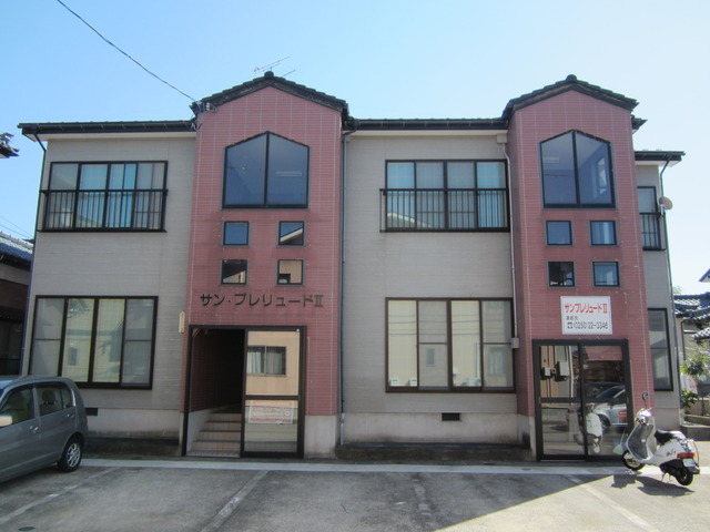 建物外観　１０２は左側の共用入口から入ります