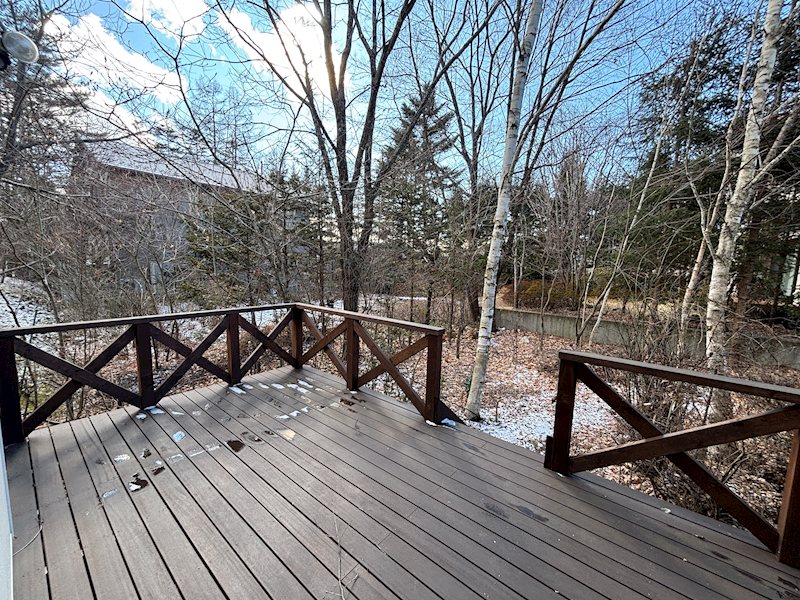 バルコニー　住宅街の中ですが、広いデッキがあります。