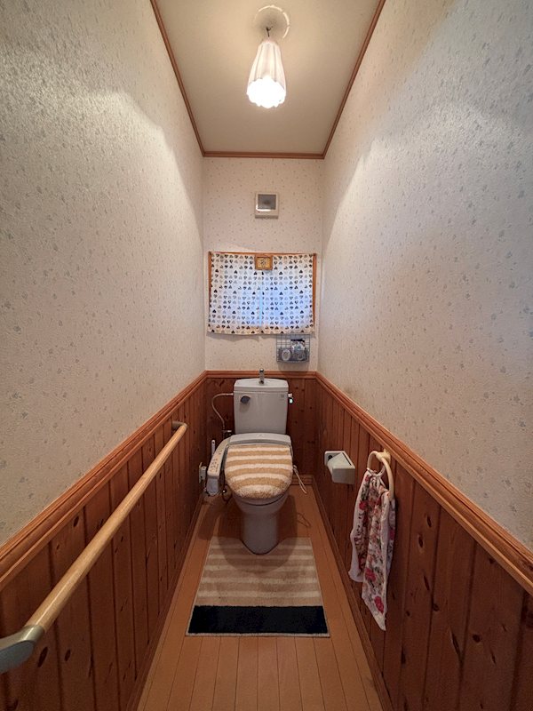 トイレ　温水洗浄便座のトイレ。手すりもあり安心です。