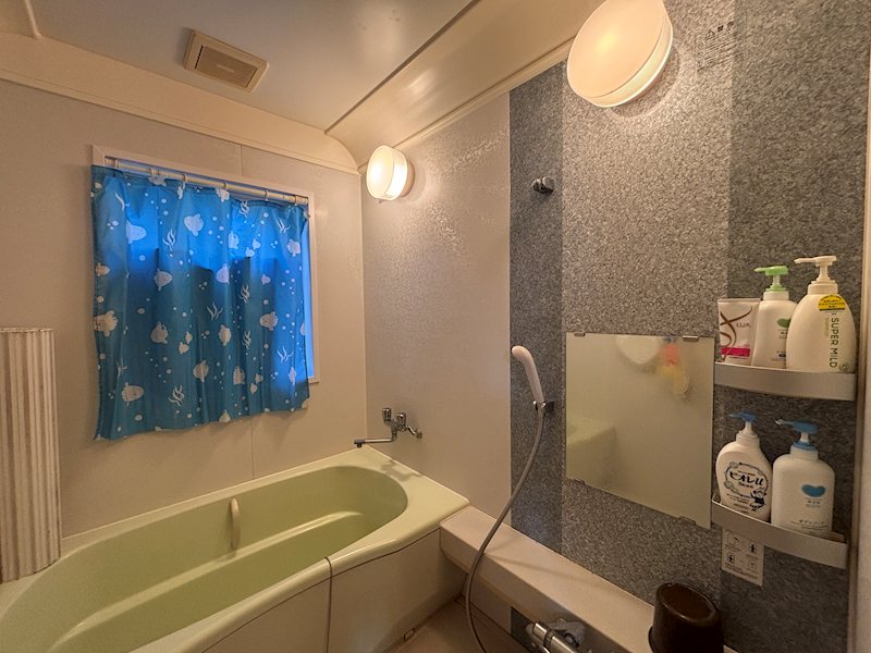 バス・シャワールーム　窓付きのお風呂