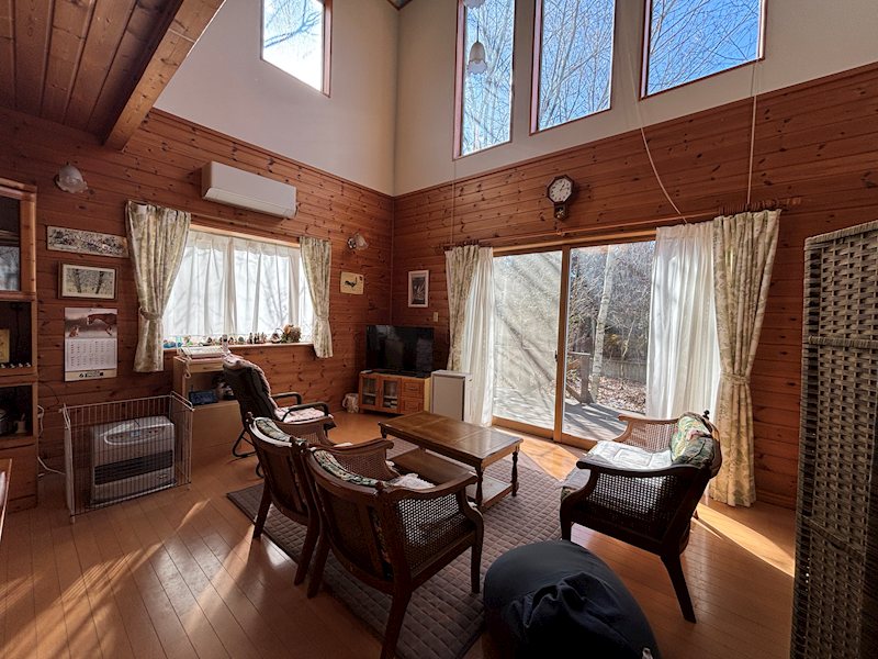 居室・リビング　吹き抜けのリビング