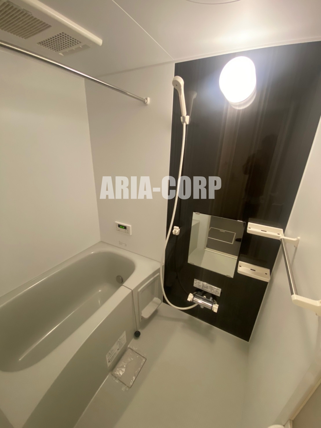 バス・シャワールーム　追焚き機能付。カラーパネル採用でお洒落なバスルームです。