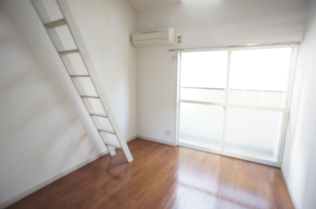 居室・リビング　人気の南西向きなので暖かな日差しが入りますね♪