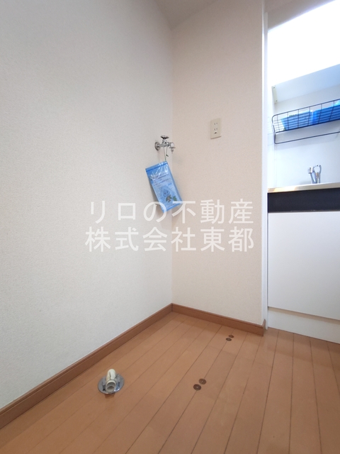 その他　洗濯機置き場は室内にあるので雨に濡れる心配はありません。