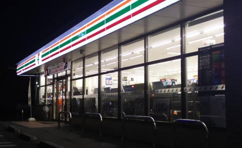 コンビニ　セブンイレブン（コンビニ）まで311m