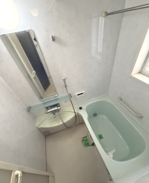 バス・シャワールーム　窓あり明るいお風呂