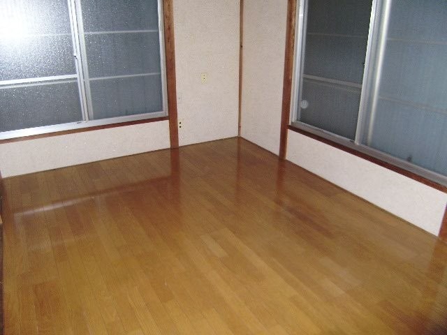 居室・リビング　南向きの日当たりの良い洋室