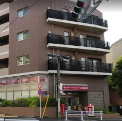 コンビニ　ナチュラルローソン八雲三丁目店（コンビニ）まで1m
