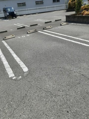 駐車場　駐車場があるので、車を買う予定の方も安心です