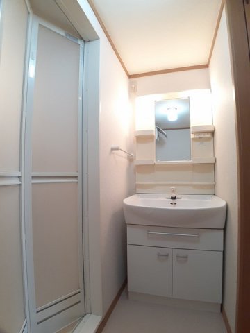 洗面設備　明るい洗面所です