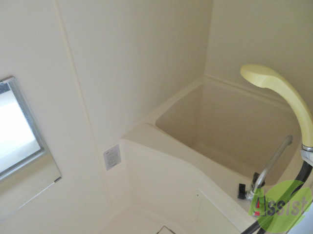 バス・シャワールーム　バスタブはかわいいサイズ、シャワーメインの方にはいいですね