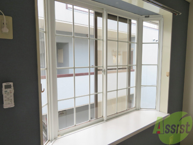 バルコニー　バルコニーはありません、出窓だけですが明るさは十分ですね