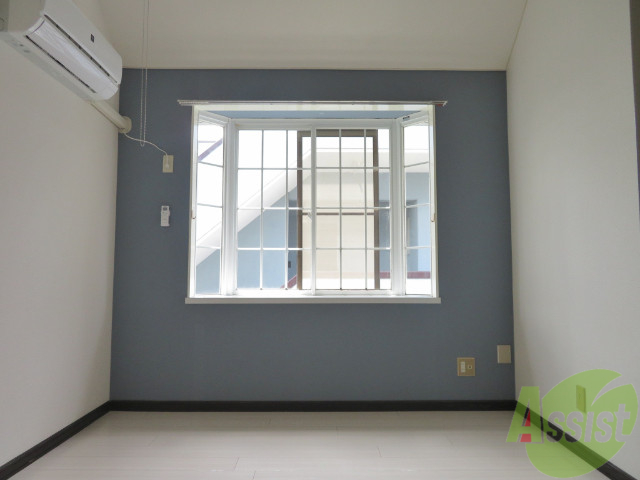 居室・リビング　アクセントクロスと出窓がポイントのお部屋です