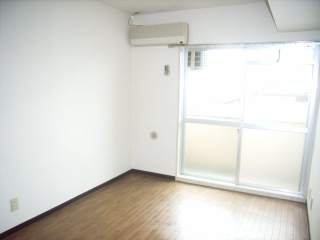 居室・リビング　同物件別室