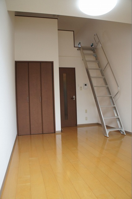 居室・リビング　広々洋室＋ロフトもございます♪