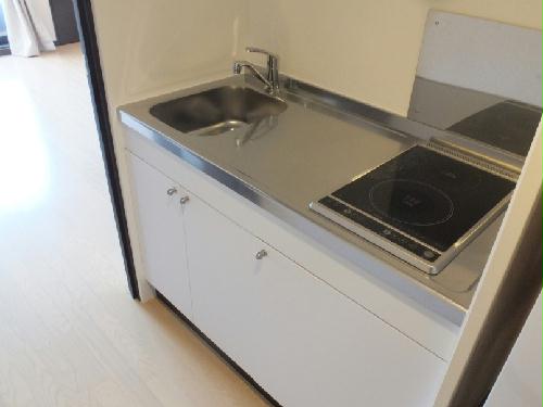 キッチン　手前ＩＨ　奥電気コンロ　広々としたキッチンです。