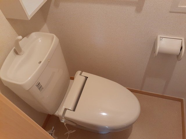 トイレ　落ち着いた色調のトイレです