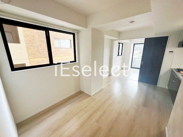 居室・リビング　窓も大きく明るいですね