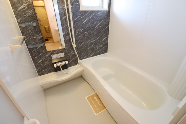 バス・シャワールーム　追い焚き給湯式浴室（小窓付）