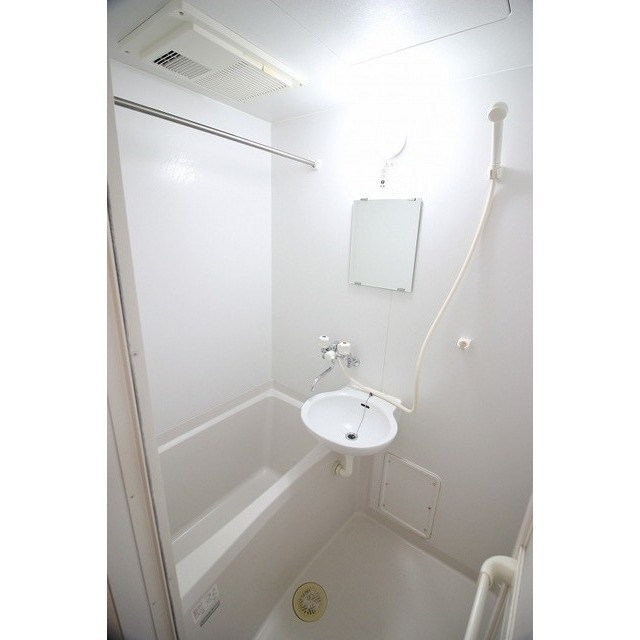バス・シャワールーム　同タイプ他部屋の写真になります。