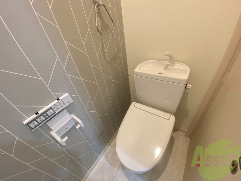 トイレ　トイレはこちらのウォシュレット付きになりますね。