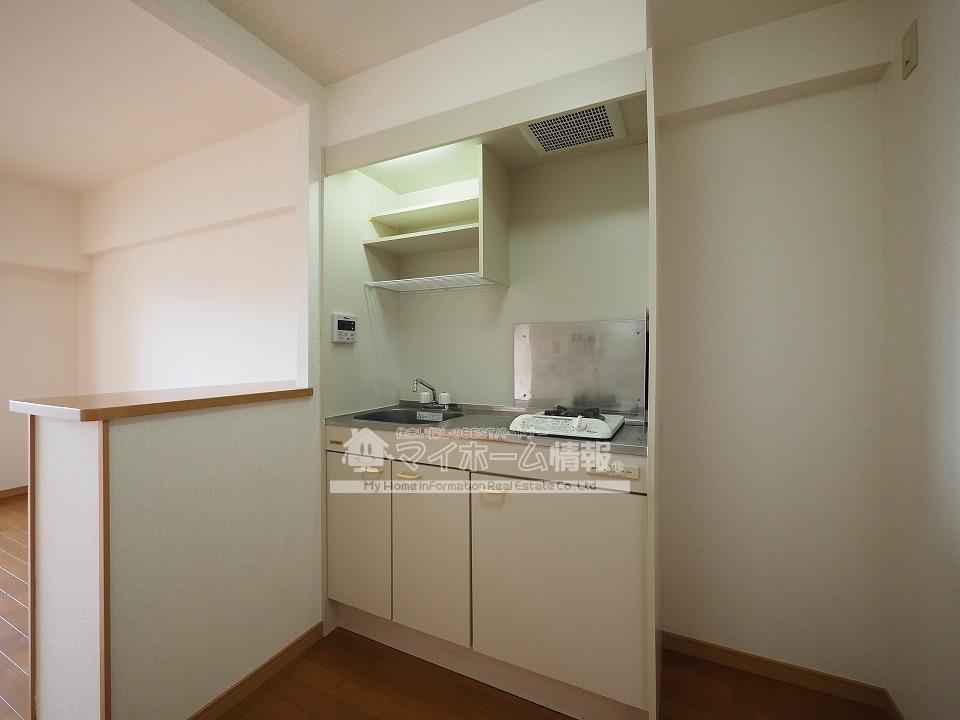 キッチン　※内観写真は805号を引用しており、内装が異なる場合がござい