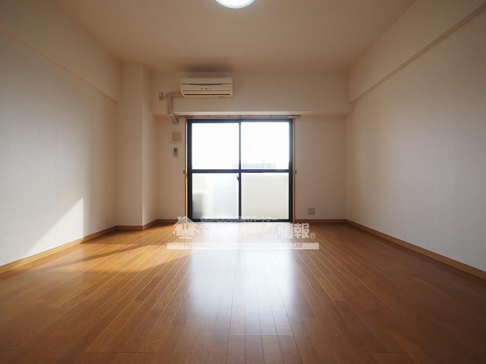 居室・リビング　※内観写真は805号を引用しており、内装が異なる場合がござい
