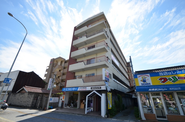 建物外観　大きい道路に面して生活便利☆