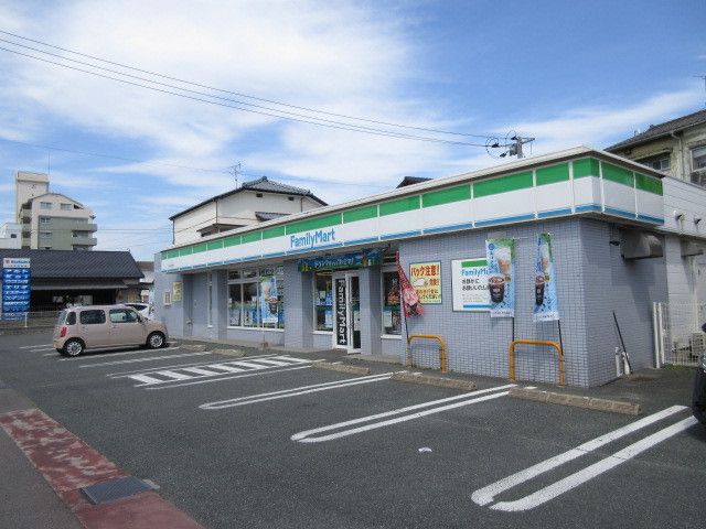 コンビニ　ファミリーマート（コンビニ）まで630m