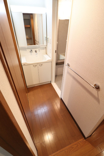 洗面設備　大きなミラーのシャンプードレッサー