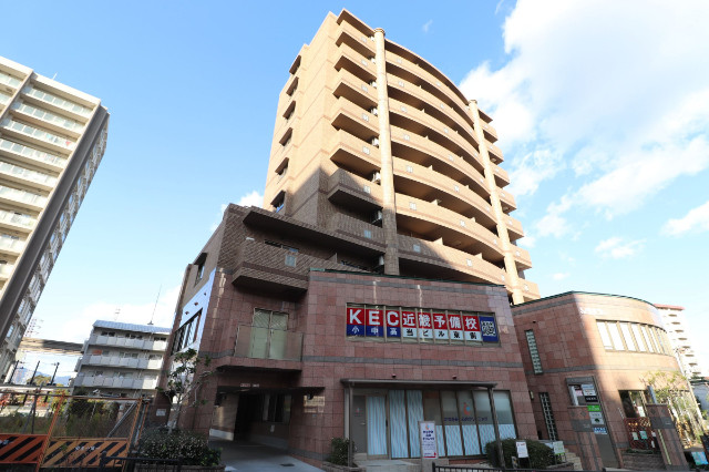 建物外観　阪急山田駅まで徒歩2分の好立地