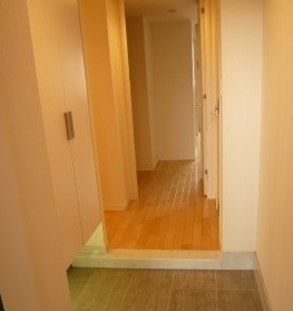 玄関　弊社は全物件仲介手数料半月分+税でご紹介可能です。