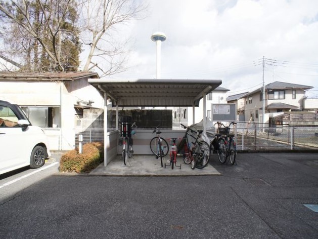 その他共有部分　屋根付きの駐輪場があります♪