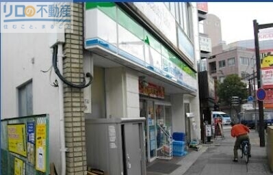 コンビニ　ファミリーマート阪急伊丹駅前店（コンビニ）まで684m