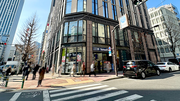 ドラックストア　トモズ銀座三丁目店（ドラッグストア）まで285m