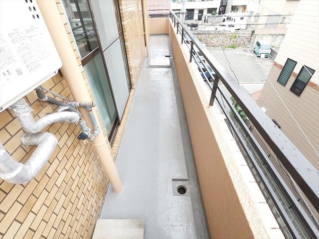 バルコニー　Ｌ字の大きなバルコニー