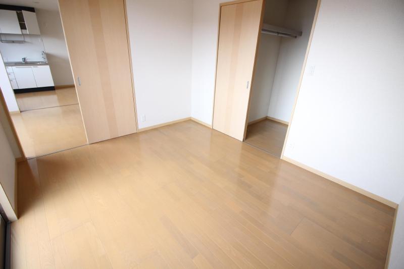 収納　洋室6.4帖のウォークインクローゼットとお部屋