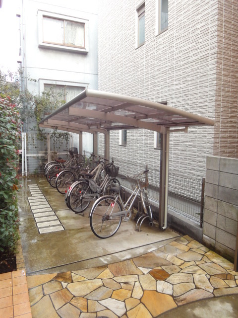 その他共有部分　雨の日でも安心して止められる屋根付の駐輪場です☆